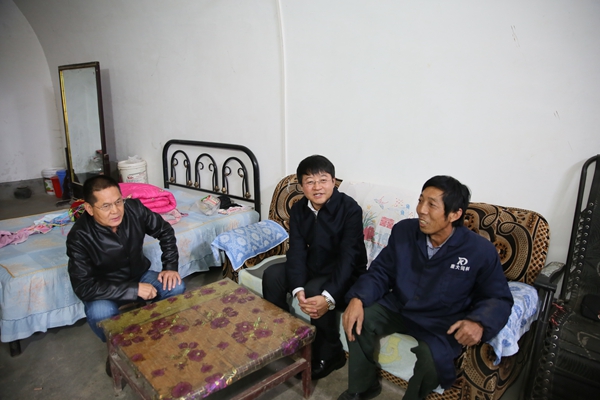 深入貧困戶家中走訪調(diào)研_副本.jpg