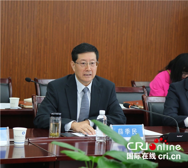 陜國投黨委書記、董事長薛季民向媒體介紹關(guān)于推進(jìn)兩項(xiàng)改革試點(diǎn)工作的相關(guān)情況_副本.jpg