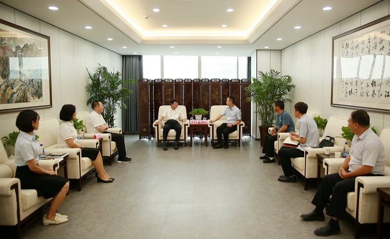 251692925318635055.jpg 8月23日 公司黨委書記董事長(zhǎng)姚衛(wèi)東會(huì)見(jiàn)澄城縣趙莊鎮(zhèn)黨委書記路陳軍一行.jpg